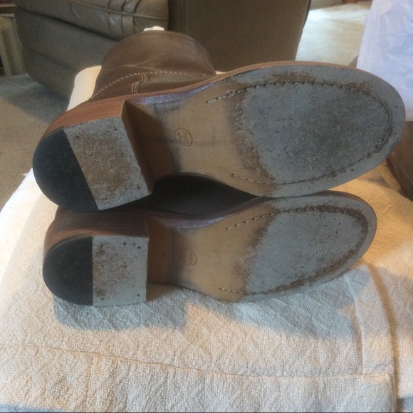 AUTHENTIC Chanel Boots - Picture 5 of 8